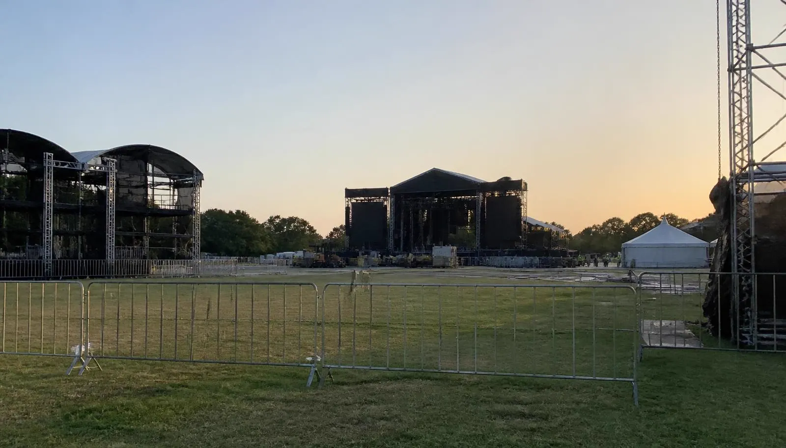 Evenemententerrein in opbouw met podium en hekwerk