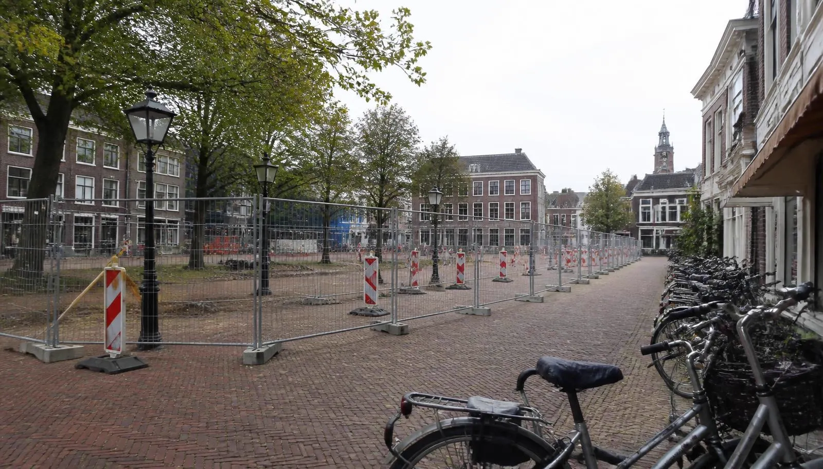 Plein in een Nederlandse binnenstad met tijdelijke afzetting