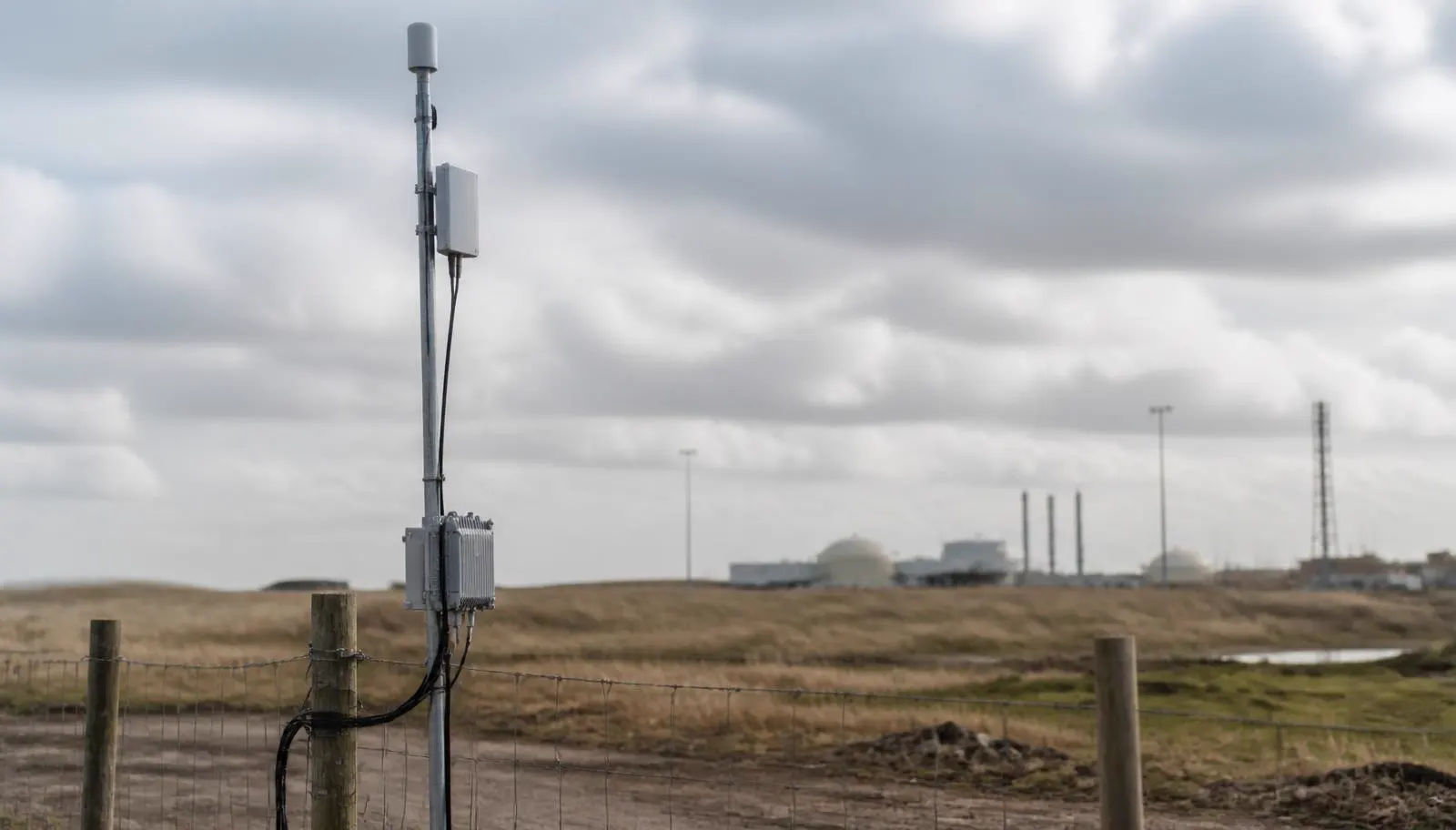 Mast met antennes voor tijdelijke connectiviteit op een terrein