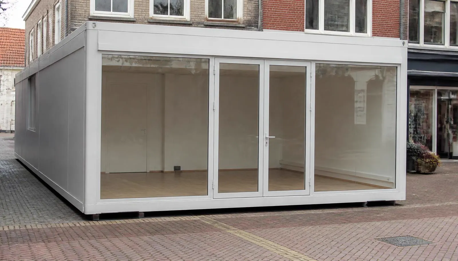 Tijdelijke winkelunit in een Nederlandse winkelstraat
