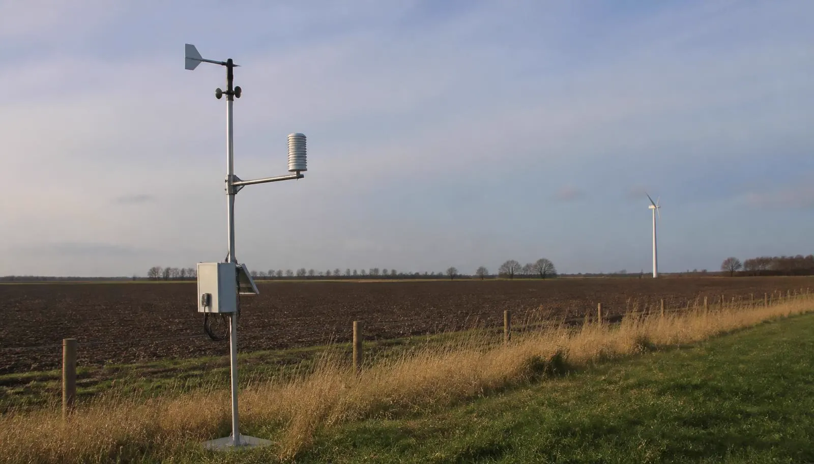 Sensormast in een open Nederlands veld