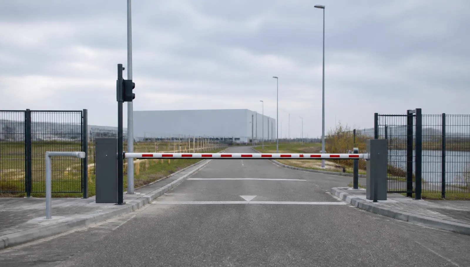 Slagboom bij de toegangsweg van een bedrijfsterrein